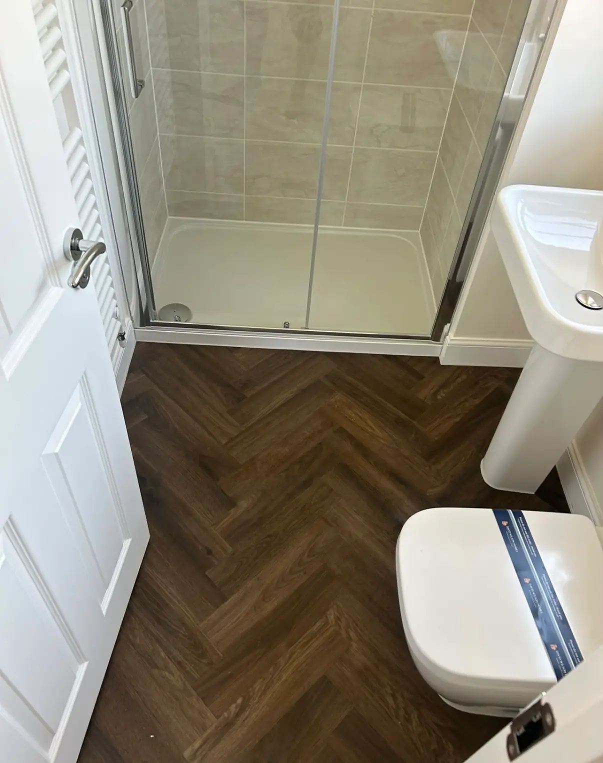 Shower enclosure with a clean tray and wall junction