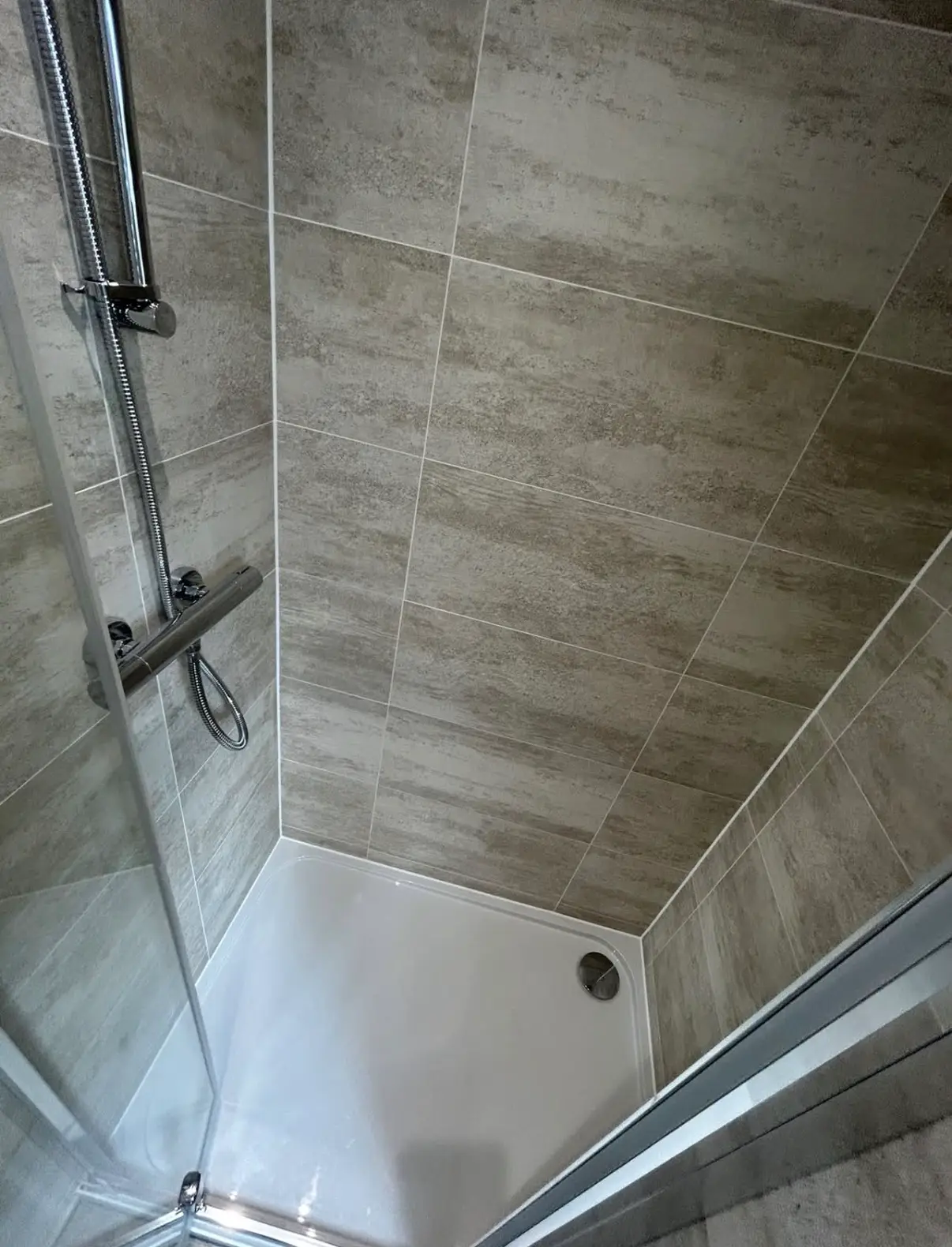 Tiled bath installation with carefully finished perimeter joints